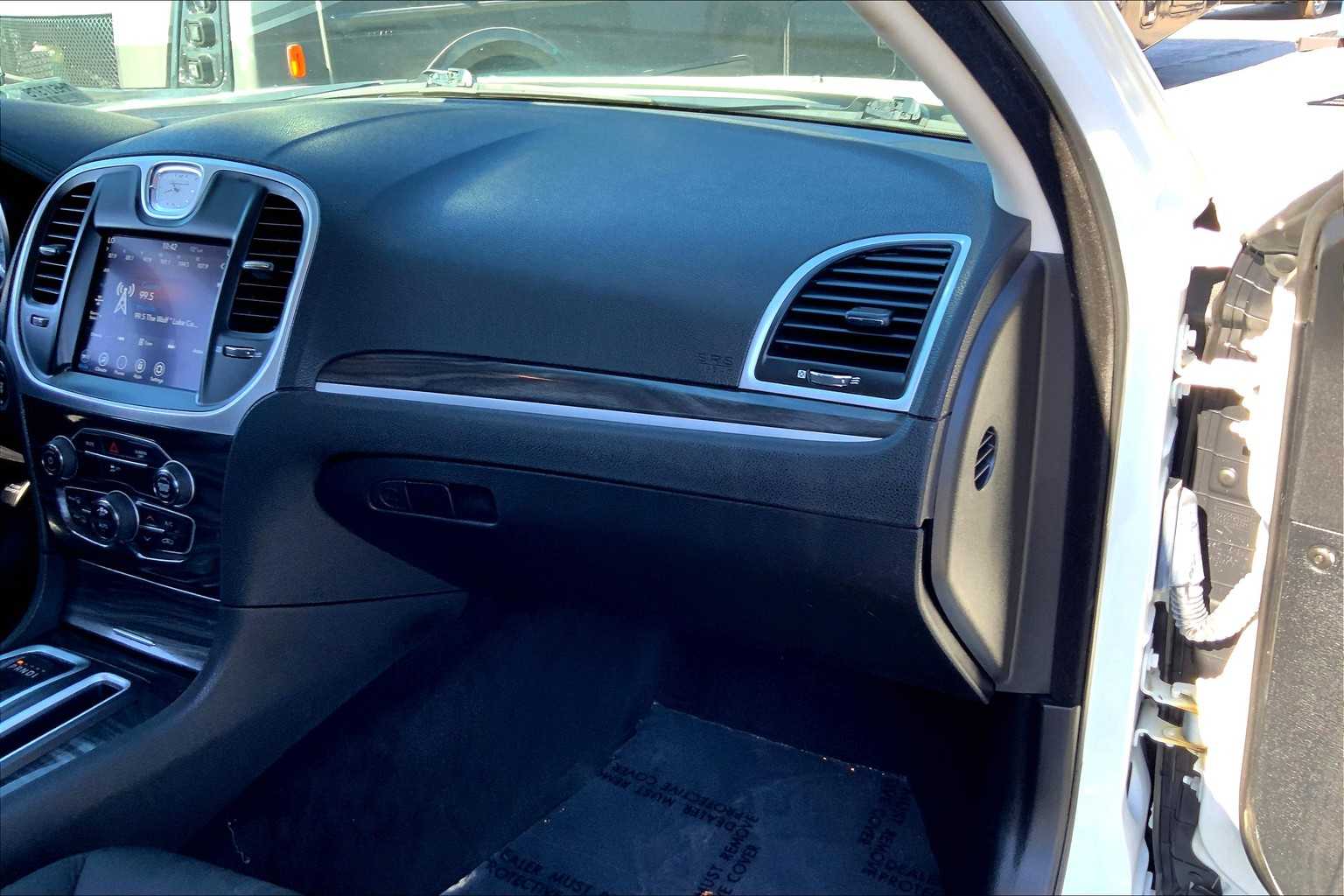 2021 Chrysler 300 Touring Limited photo 16