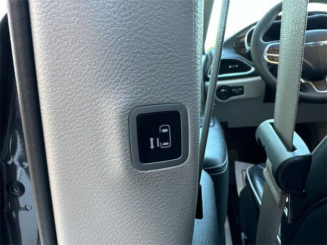 2022 Chrysler Pacifica Hybrid Limited photo 52