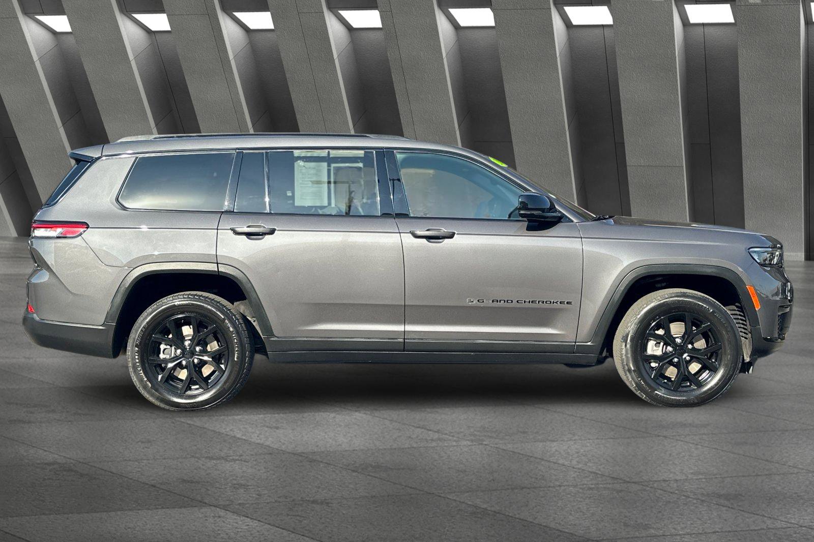2024 Jeep Grand Cherokee Altitude photo 2