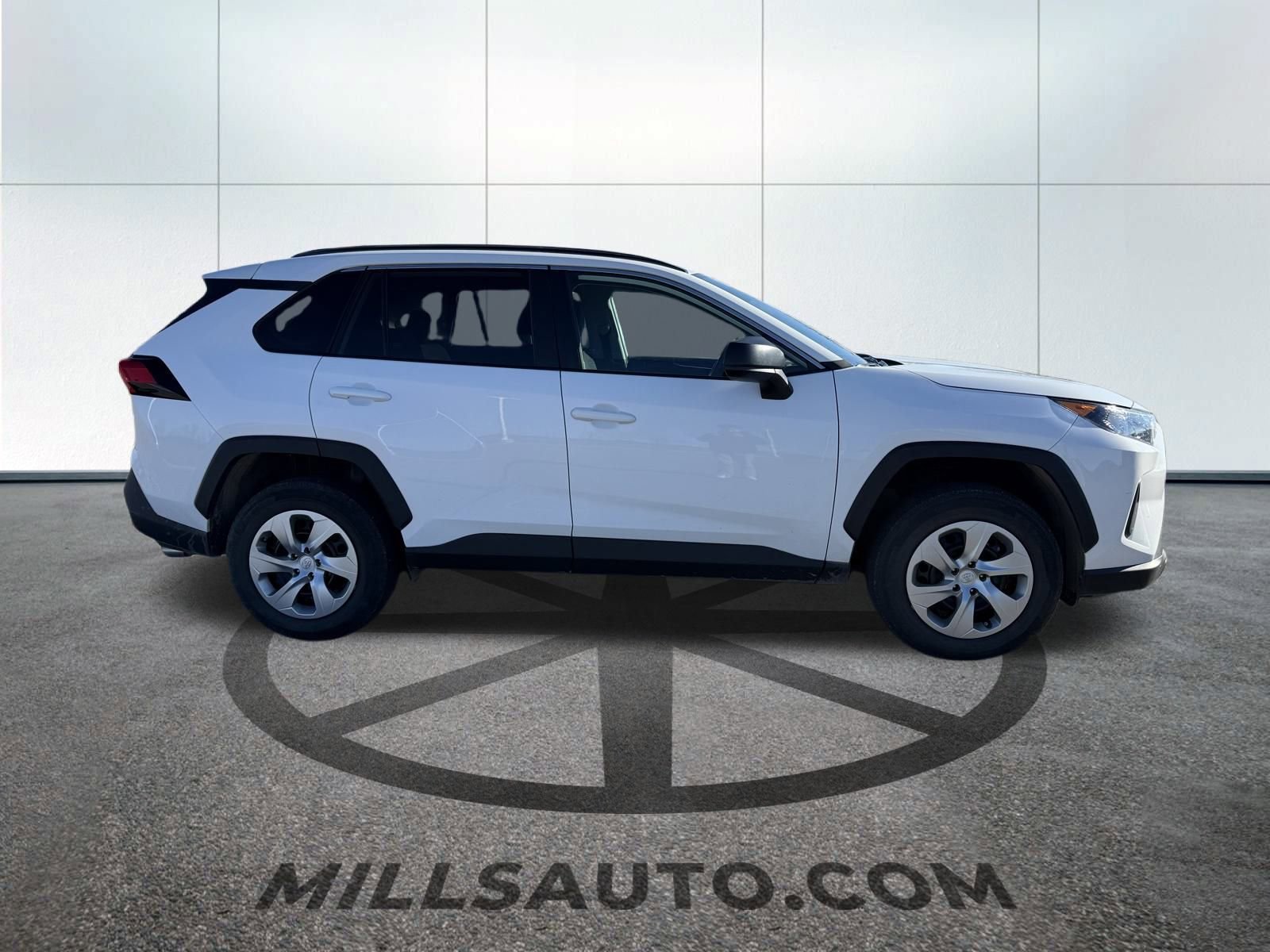 2021 Toyota RAV4 LE photo 4