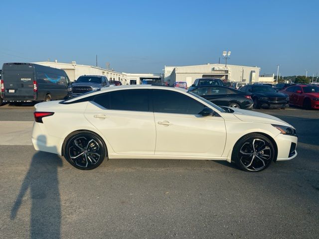2023 Nissan Altima 2.5 SR photo 2