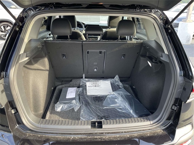 2025 Volkswagen Taos SE photo 8