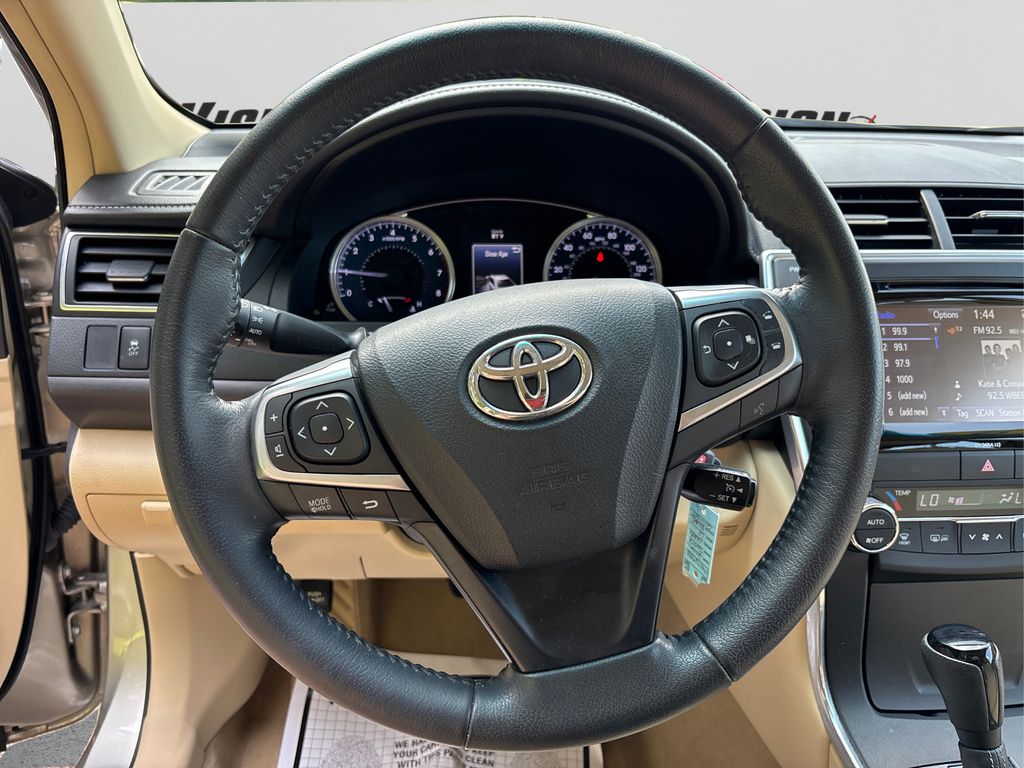 2016 Toyota Camry XLE photo 17