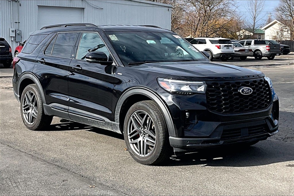 2025 Ford Explorer ST-LINE's photo