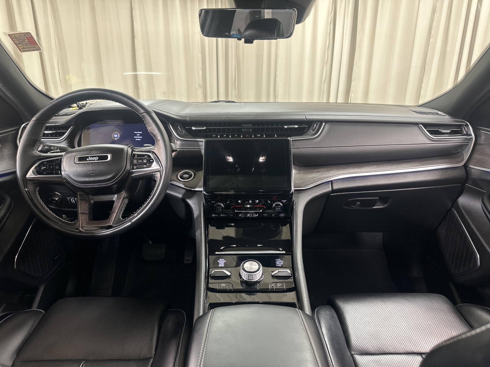 2023 Jeep Grand Cherokee Overland photo 3