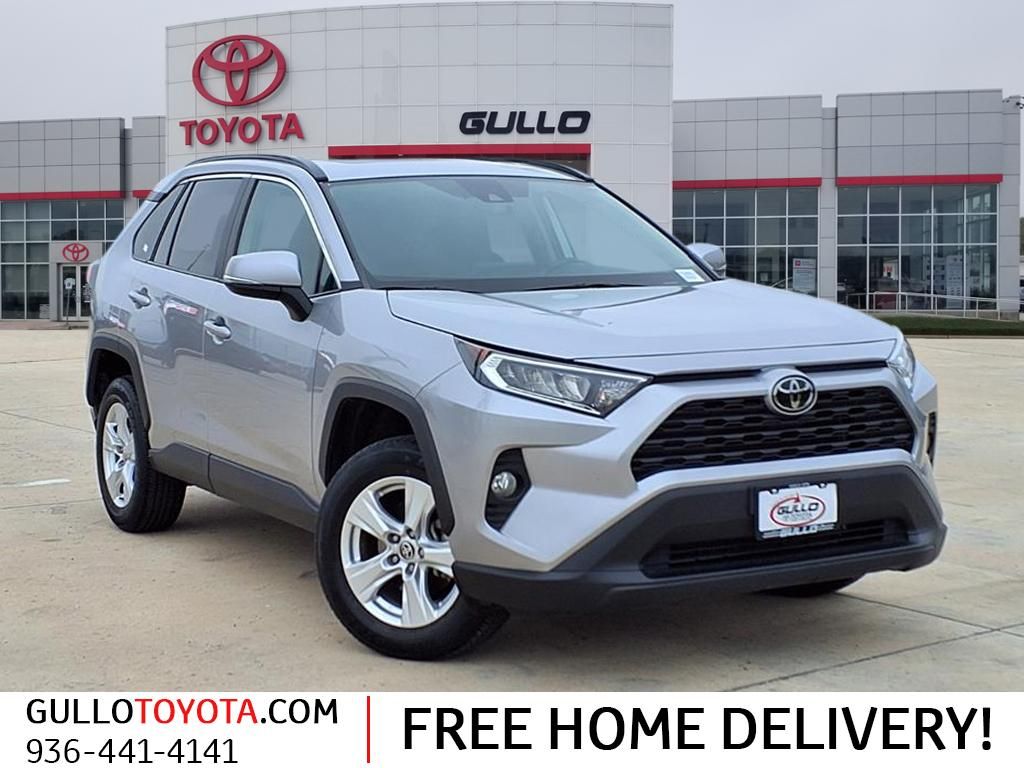 2021 Toyota RAV4 XLE's photo
