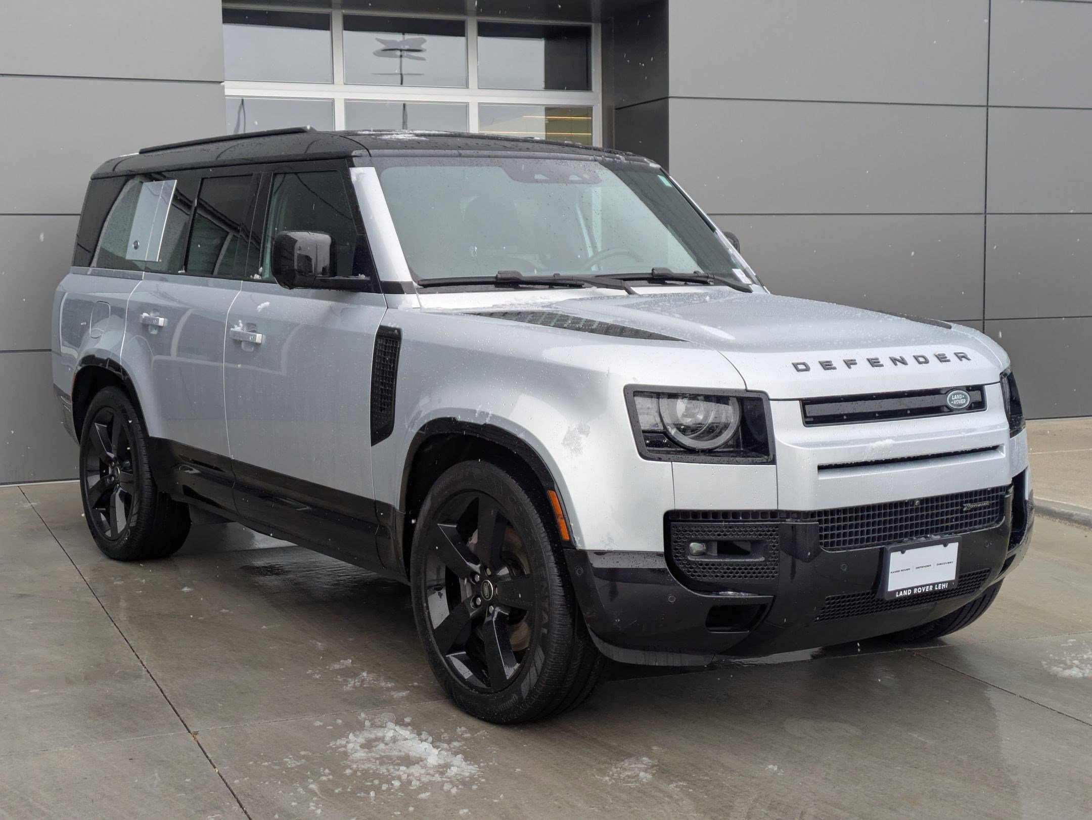 2023 Land Rover Defender 130 X-Dynamic SE photo 3