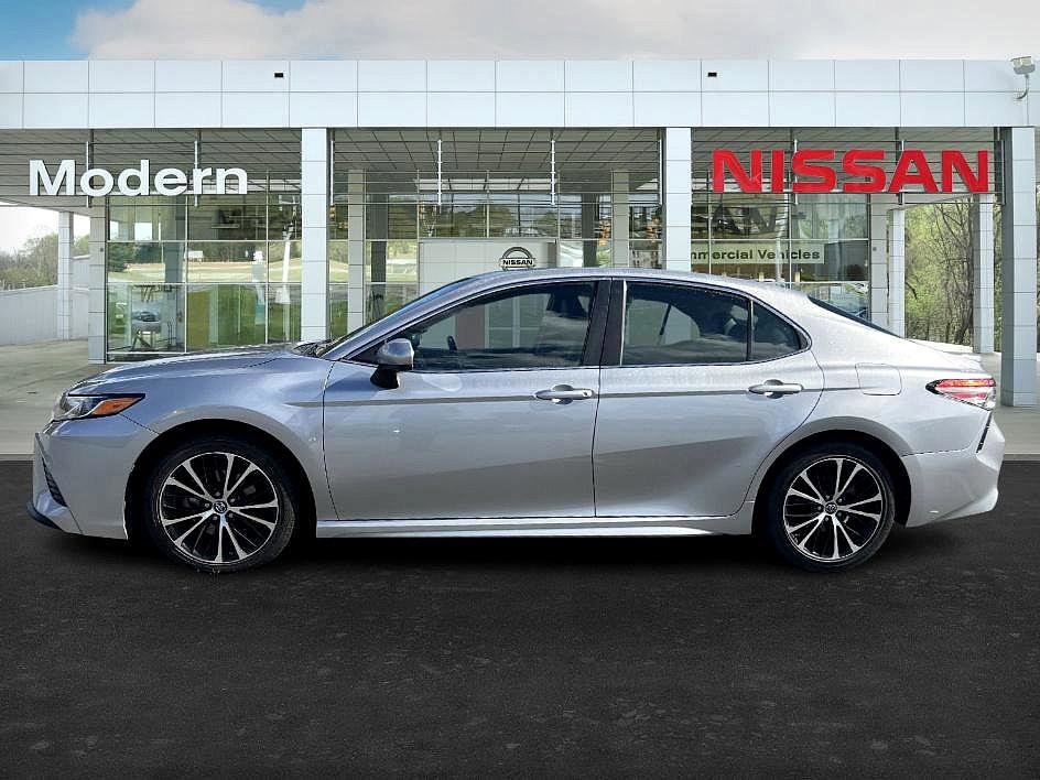2018 Toyota Camry SE photo 2
