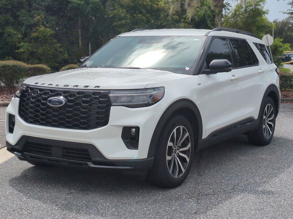 2025 Ford Explorer ST-LINE's photo