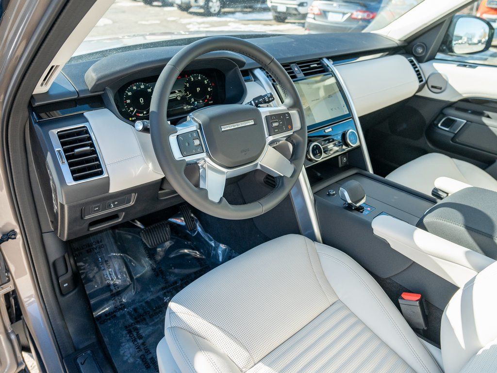 2025 Land Rover Discovery S photo 11