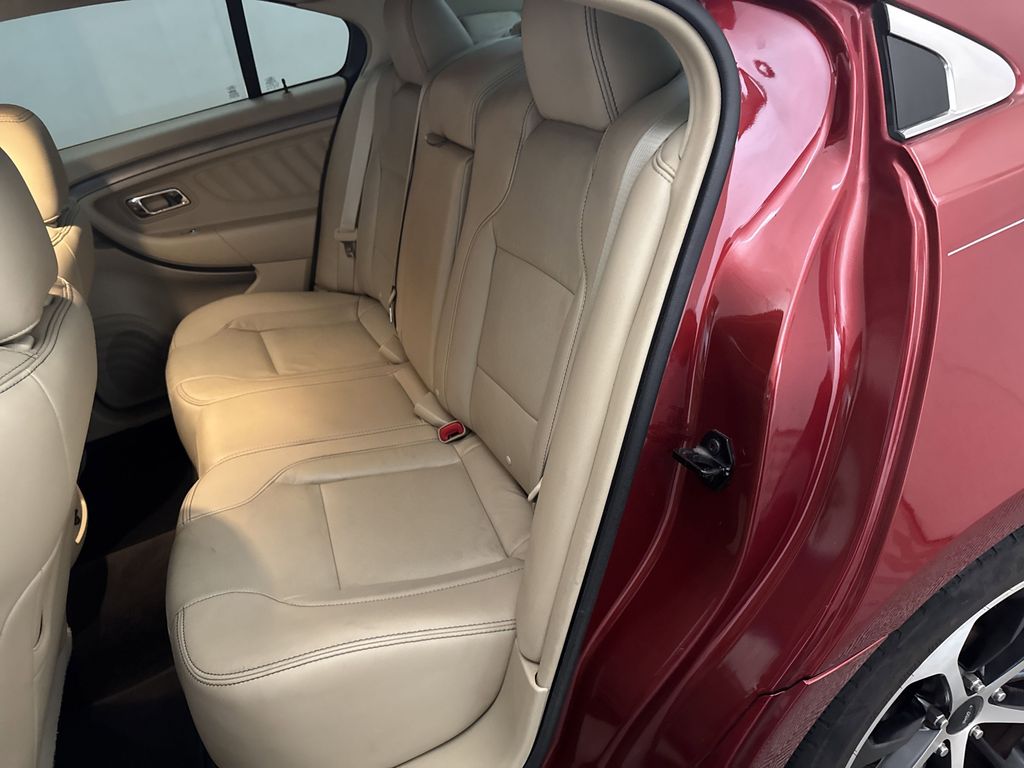 2015 Ford Taurus SEL photo 24