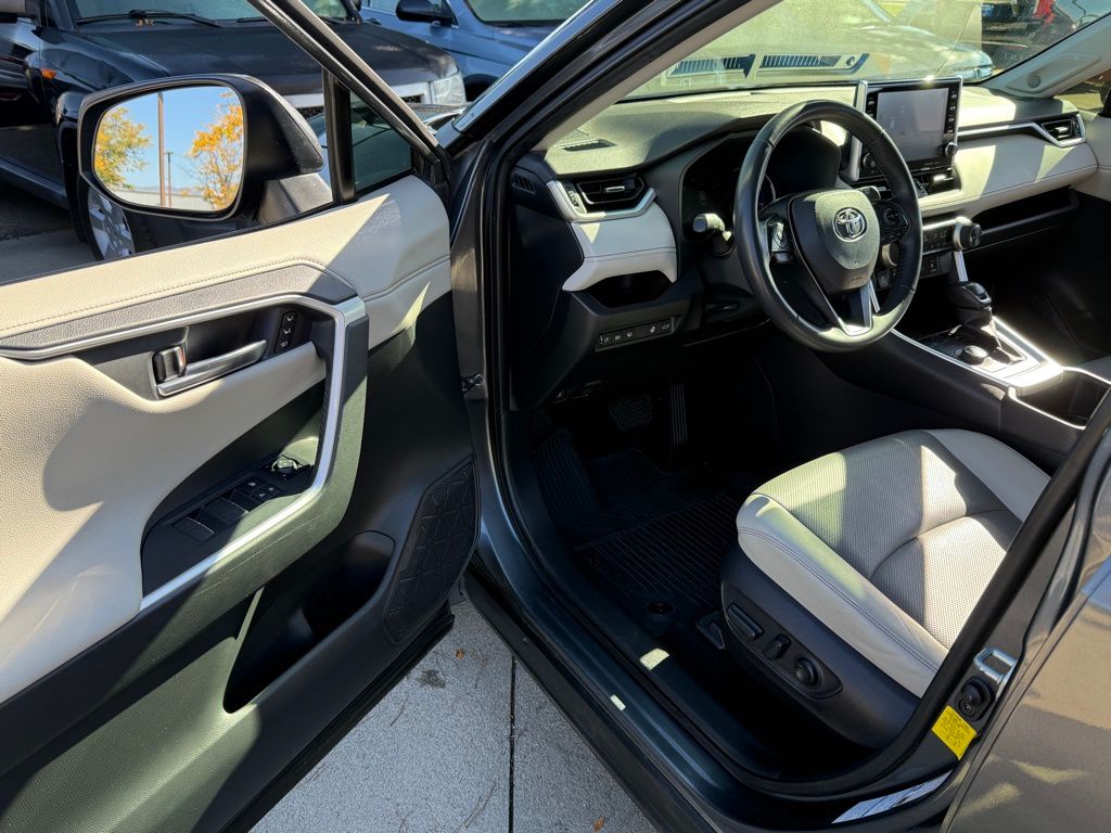 2022 Toyota RAV4 Hybrid Limited photo 2