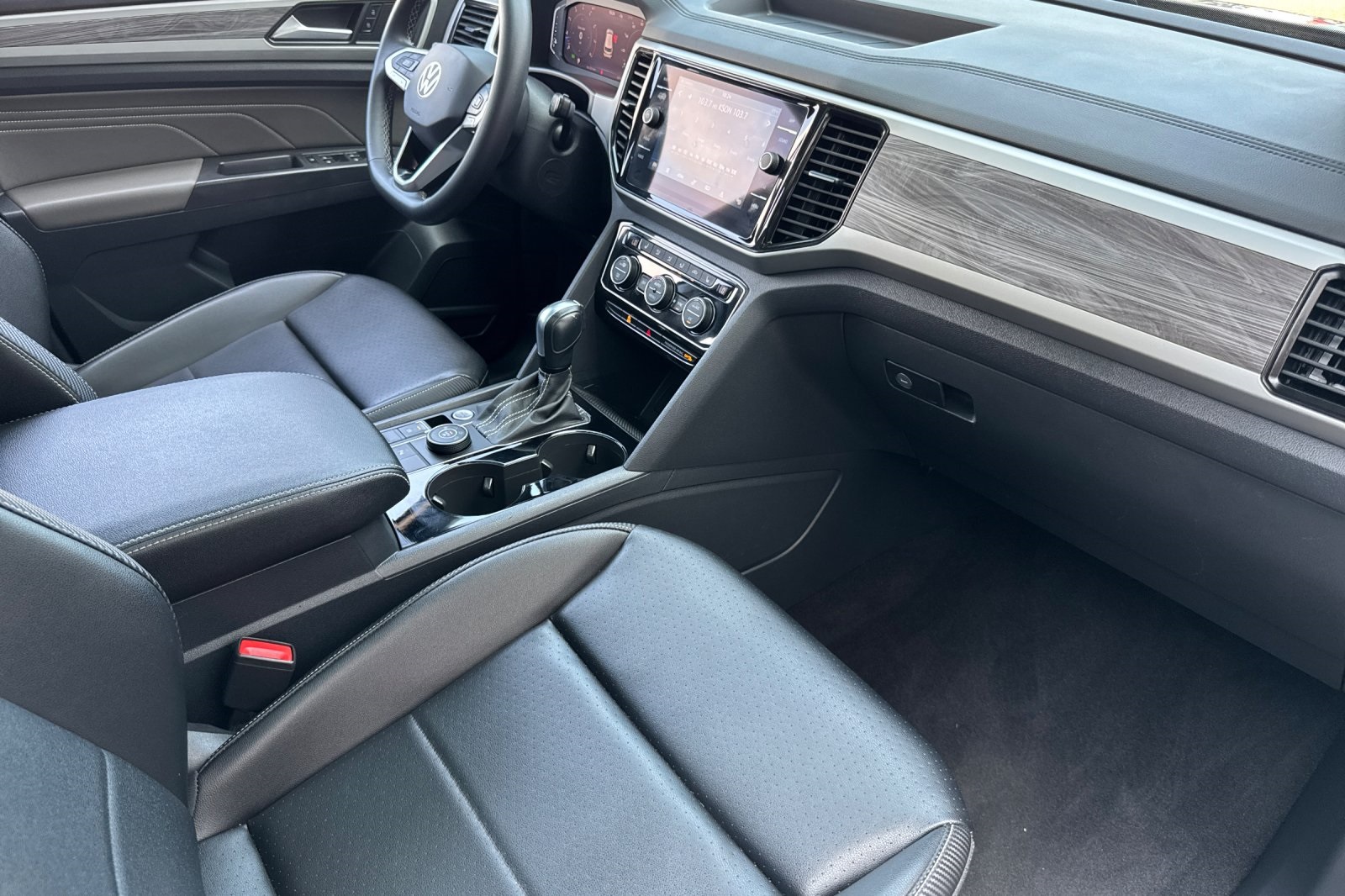 2022 Volkswagen Atlas Cross Sport V6 SE Technology photo 16