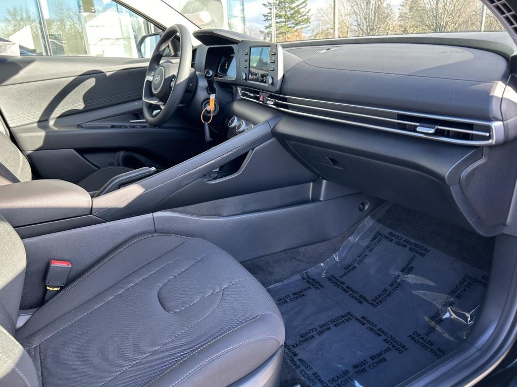 2025 Hyundai Elantra SE photo 24
