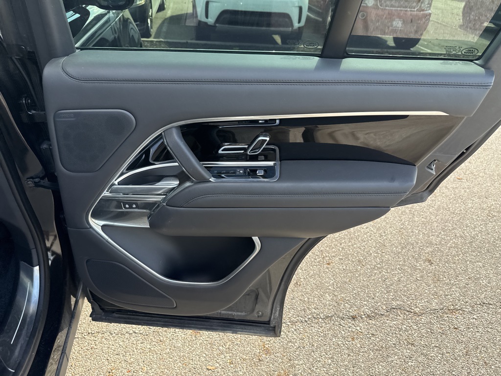 2023 Land Rover Range Rover SE photo 18