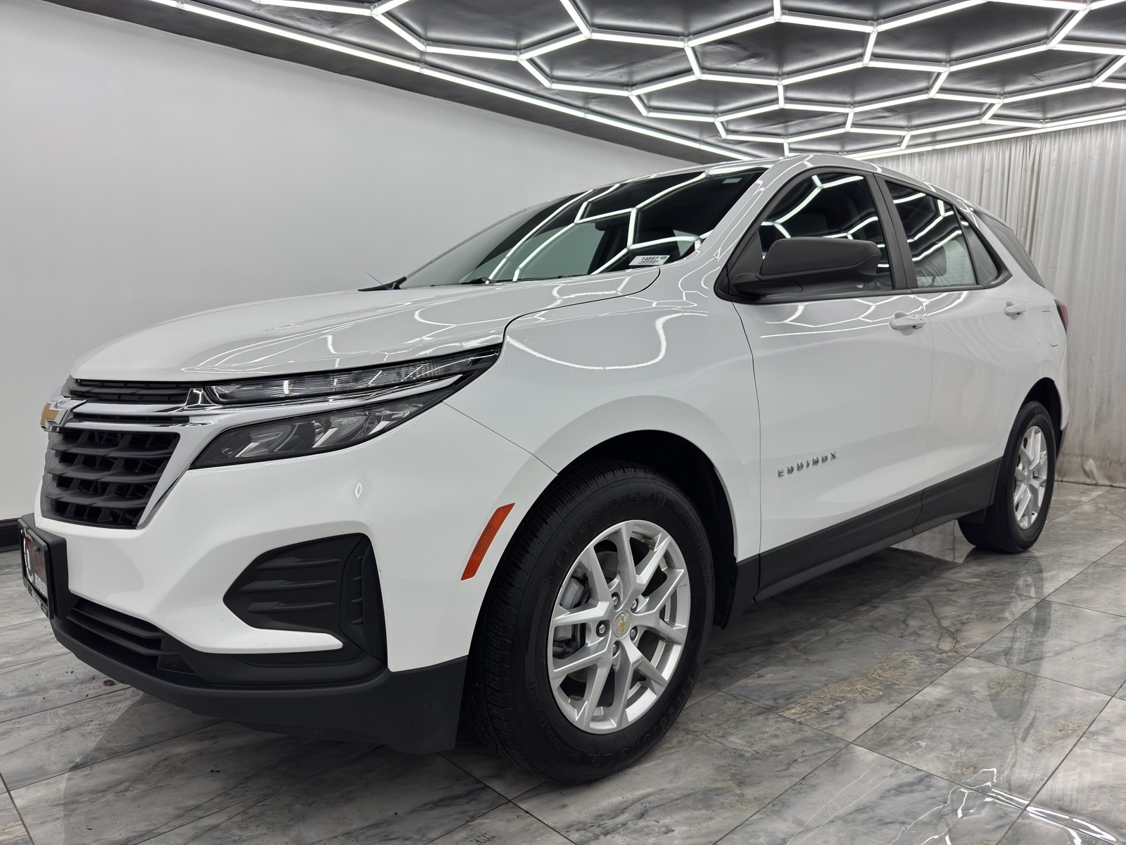 2022 Chevrolet Equinox LS photo 2