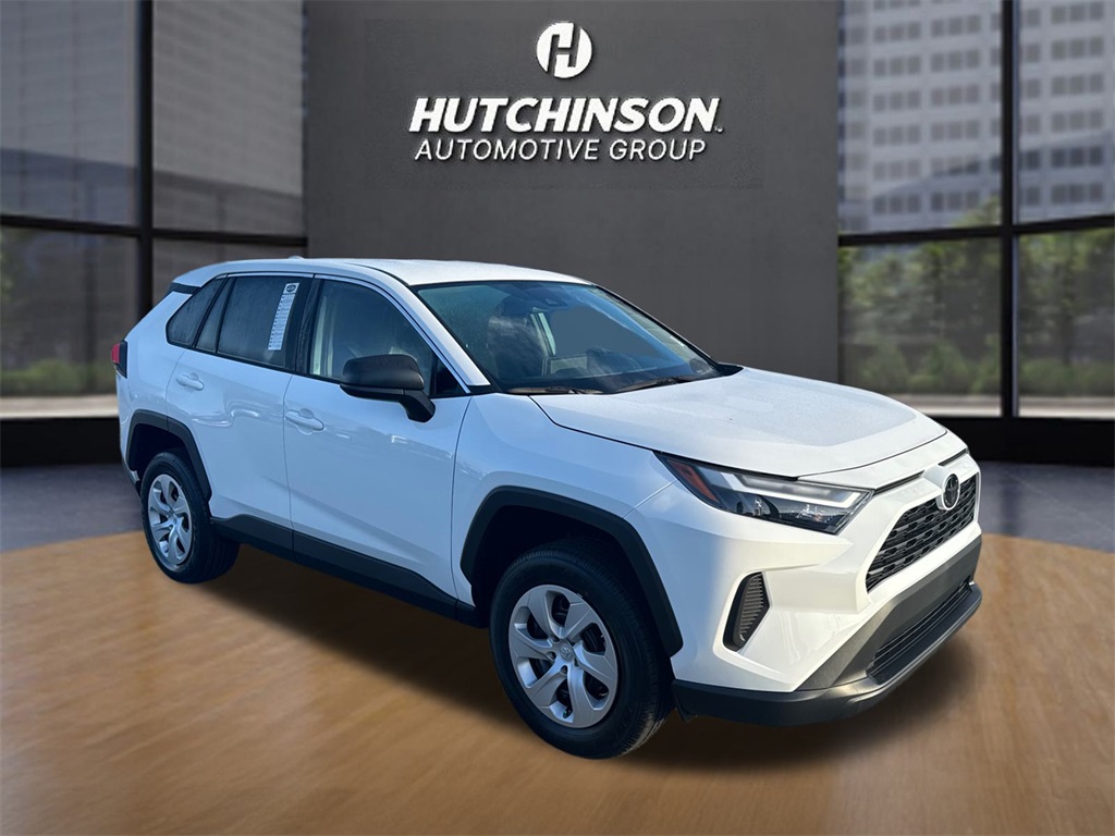 2025 Toyota RAV4 LE's photo