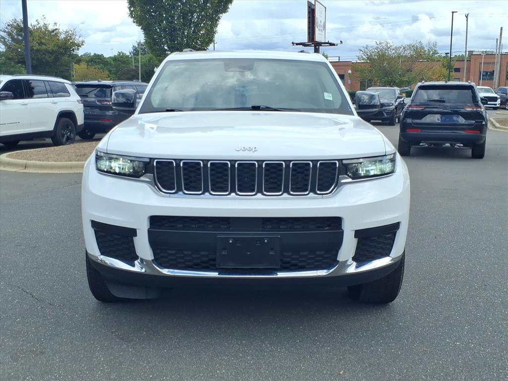 2023 Jeep Grand Cherokee Laredo photo 2