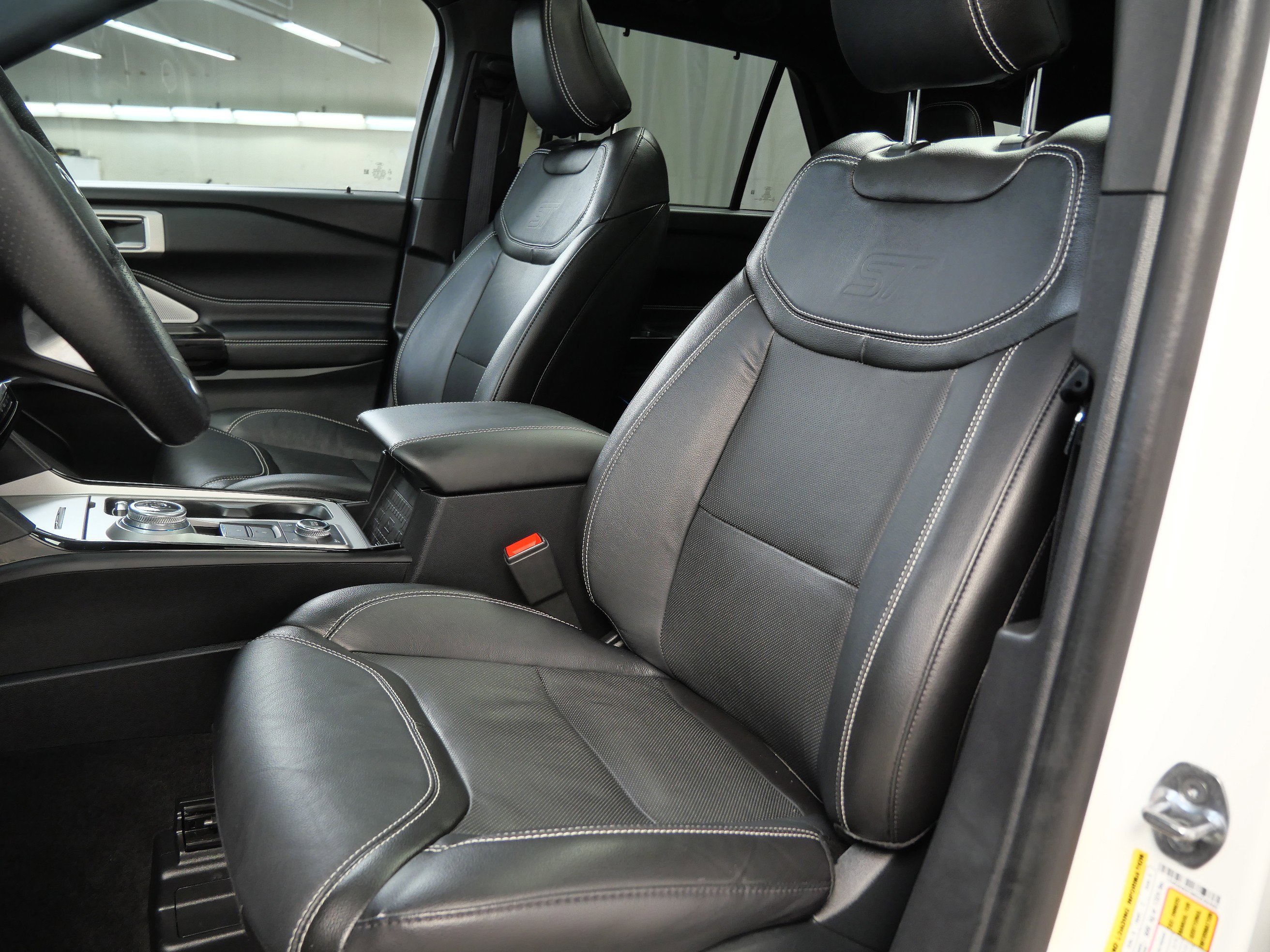 2022 Ford Explorer ST photo 2