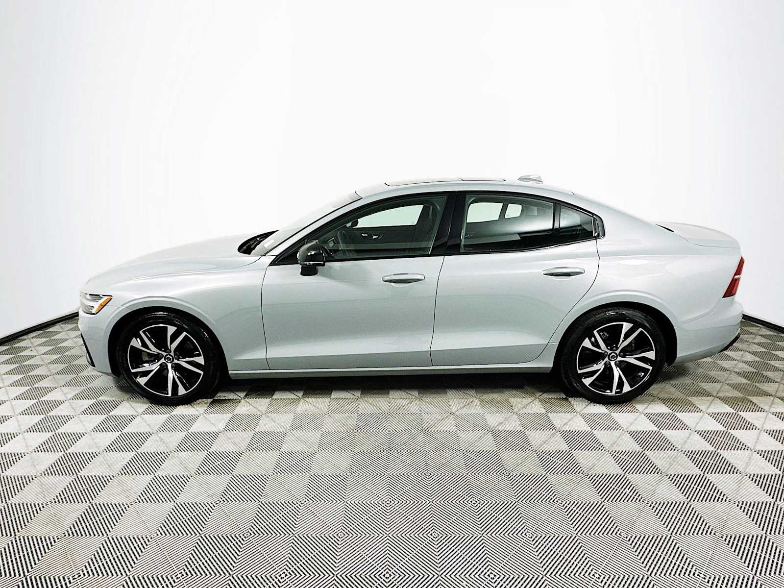 2025 Volvo S60 B5 Core photo 4