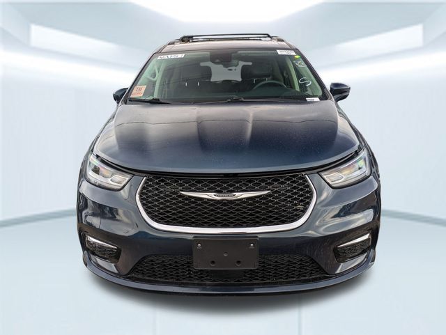 2022 Chrysler Pacifica Touring L photo 2