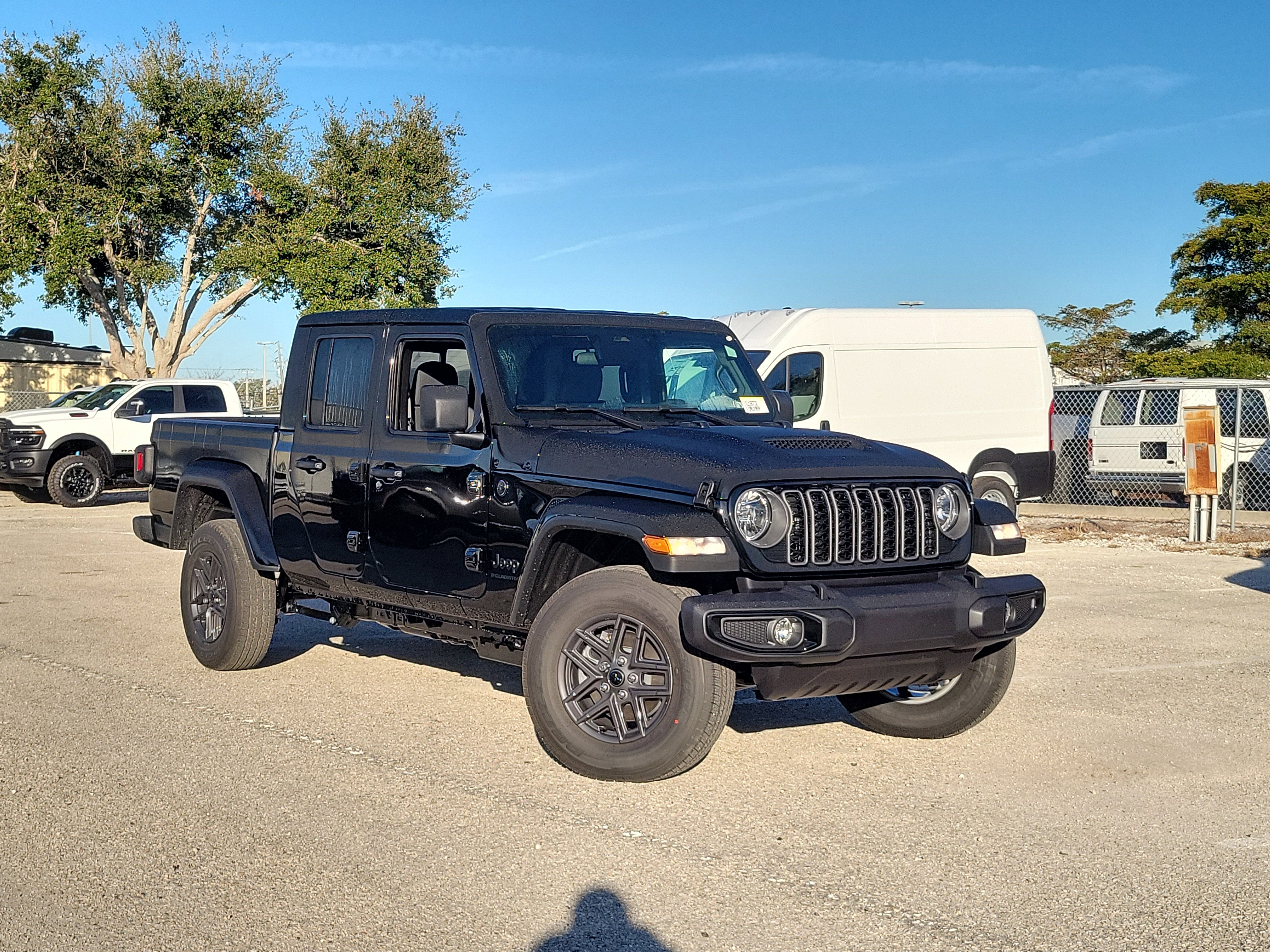 2026 Jeep Gladiator Sport S's photo