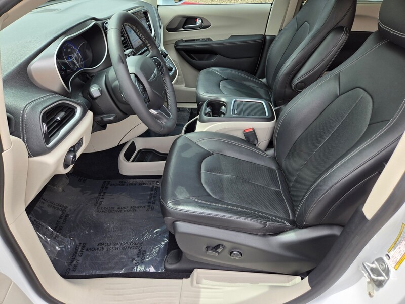 2022 Chrysler Pacifica Touring L photo 7
