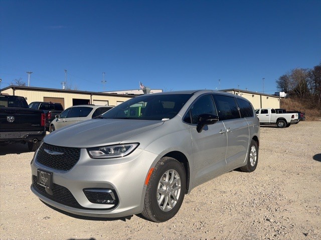 2026 Chrysler Pacifica Select's photo