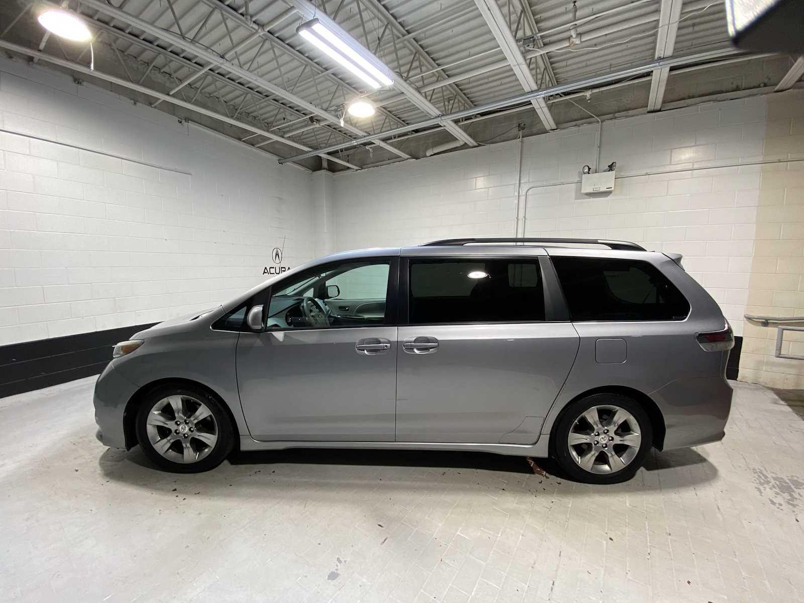 2011 Toyota Sienna SE photo 3