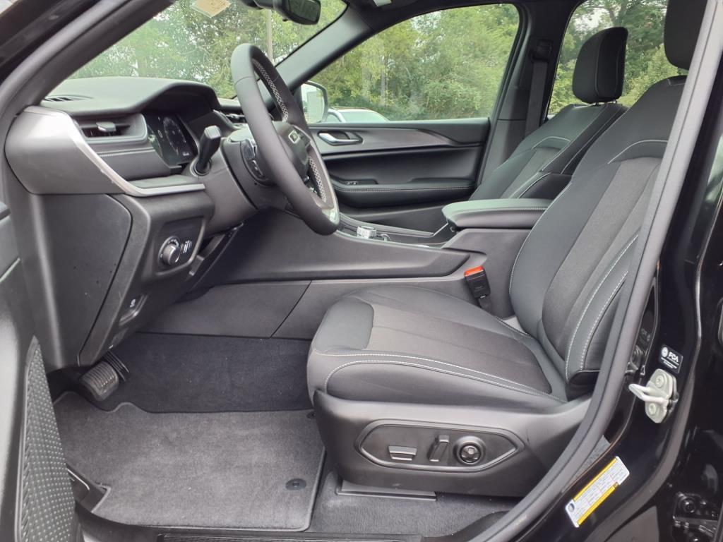 2024 Jeep Grand Cherokee Laredo X photo 3