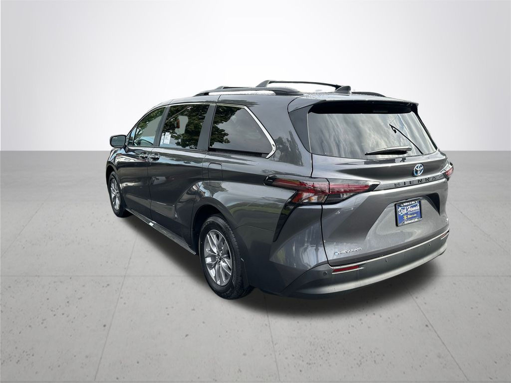 2025 Toyota Sienna XLE photo 9