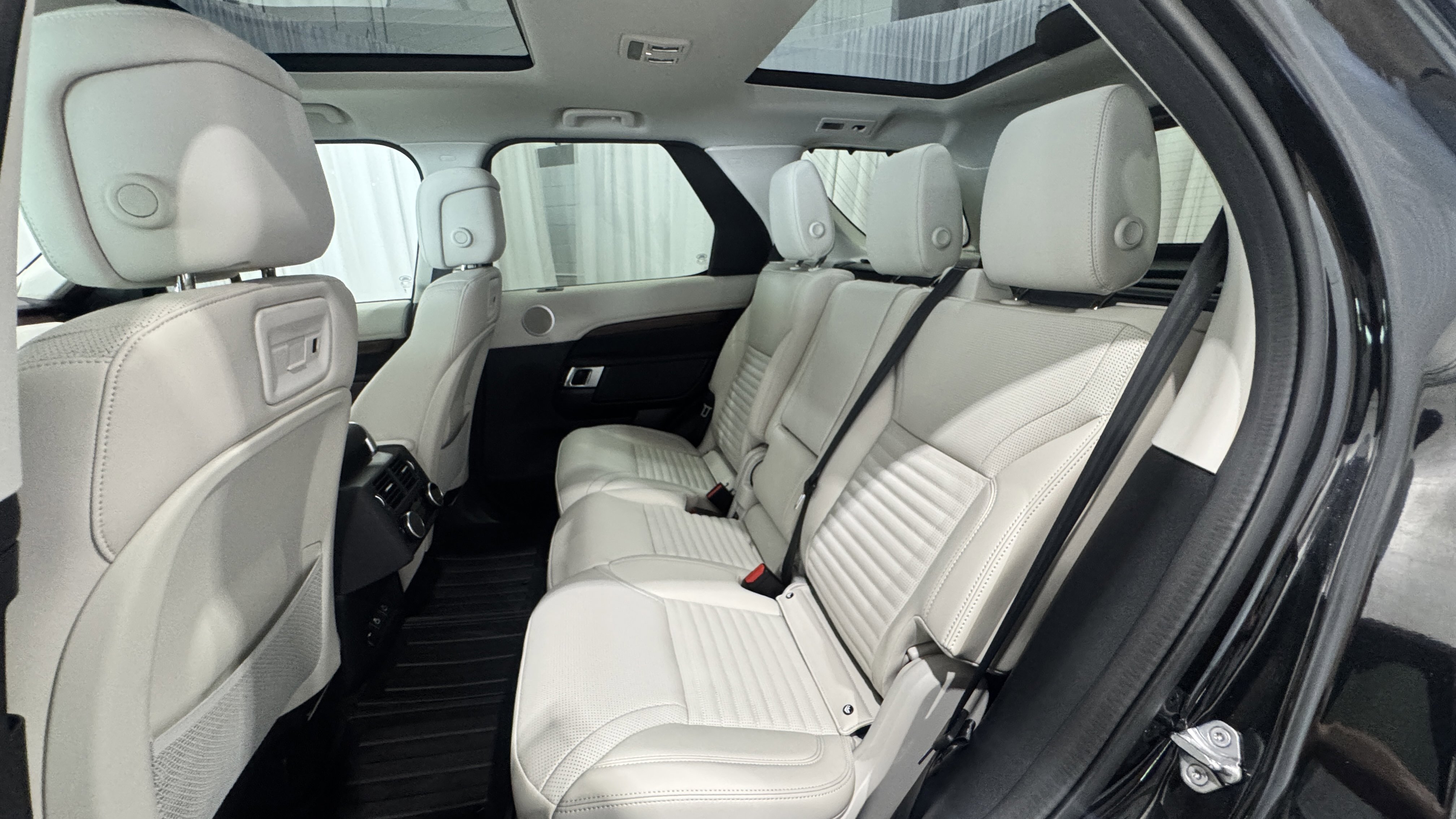 2024 Land Rover Discovery S photo 2