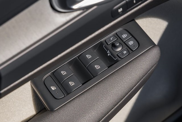 2026 Volvo XC40 Plus photo 33
