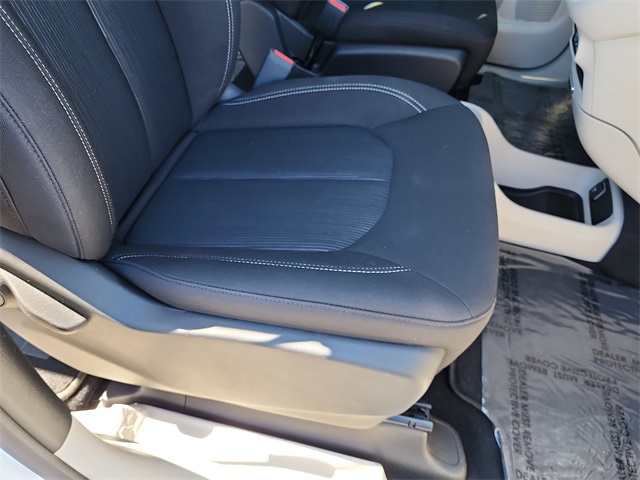 2022 Chrysler Voyager LX photo 16