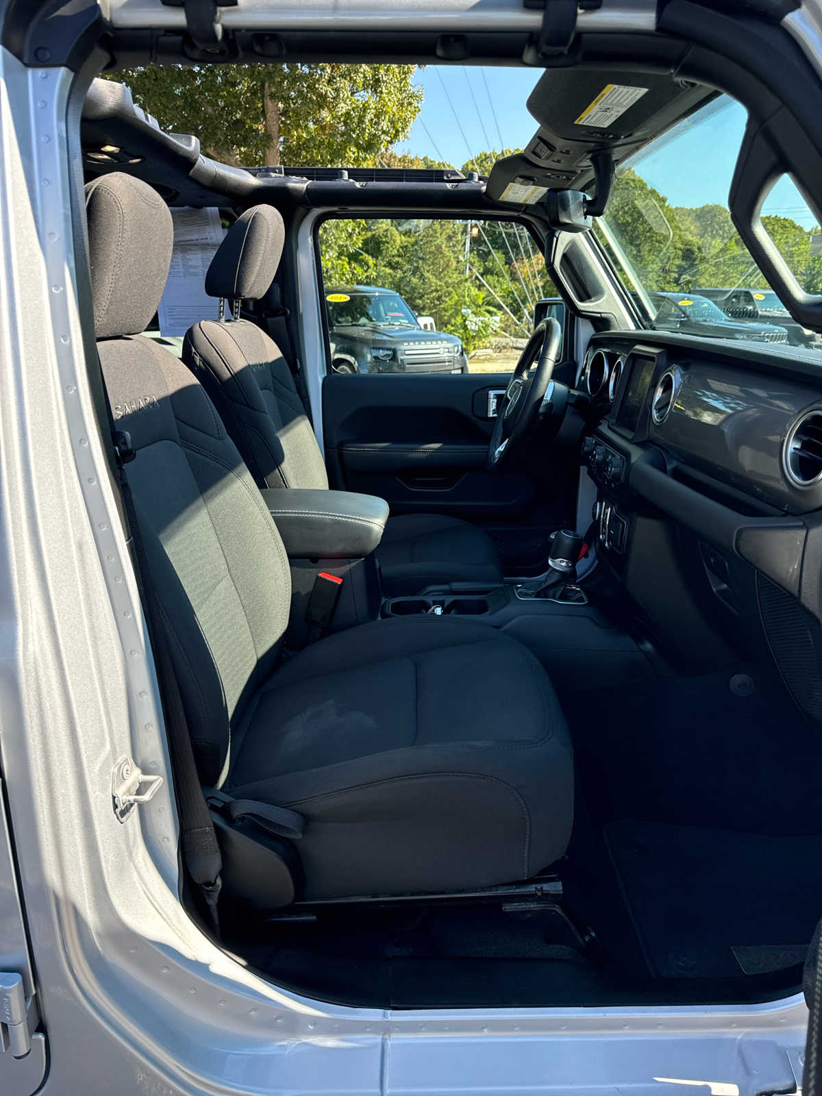 2023 Jeep Wrangler Sahara photo 19