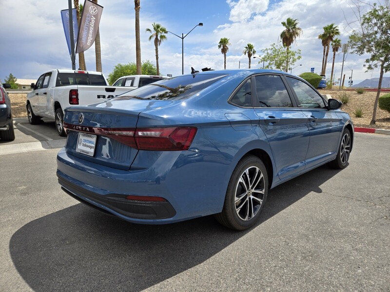 2025 Volkswagen Jetta 1.5T Sport photo 4