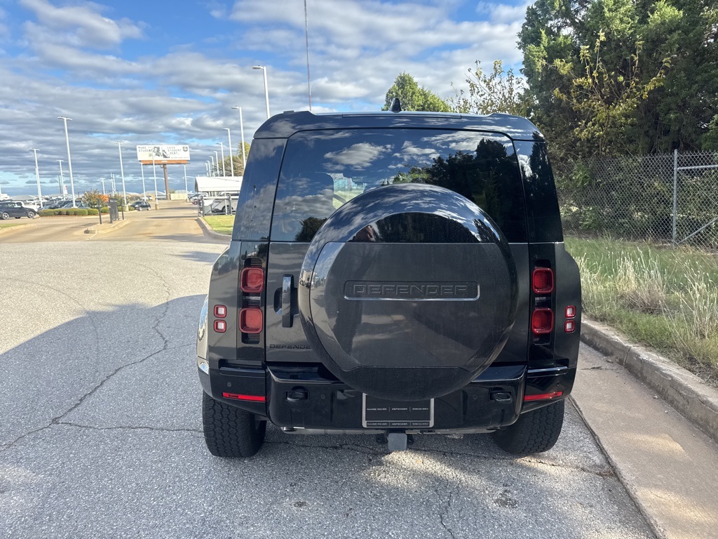 2025 Land Rover Defender 110 X-Dynamic SE photo 3