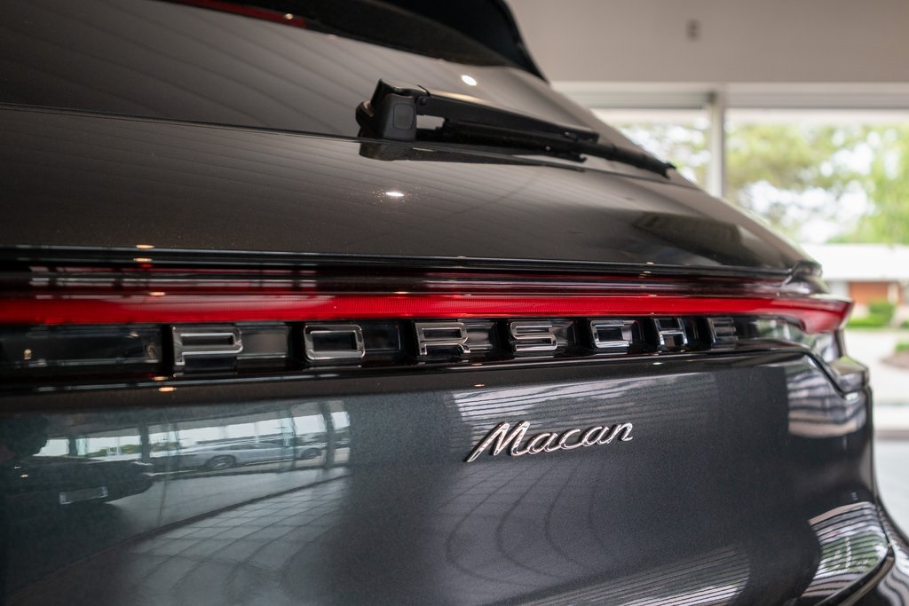 2025 Porsche Macan Base photo 14
