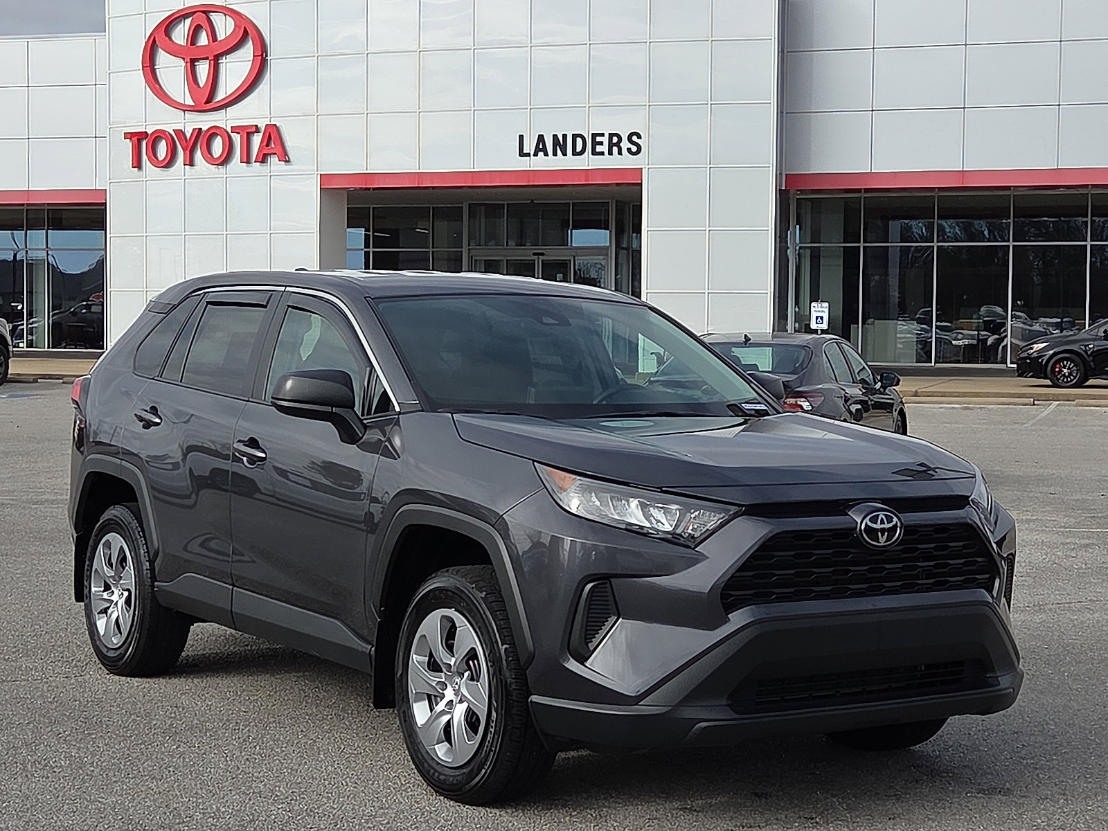 2022 Toyota RAV4 LE's photo