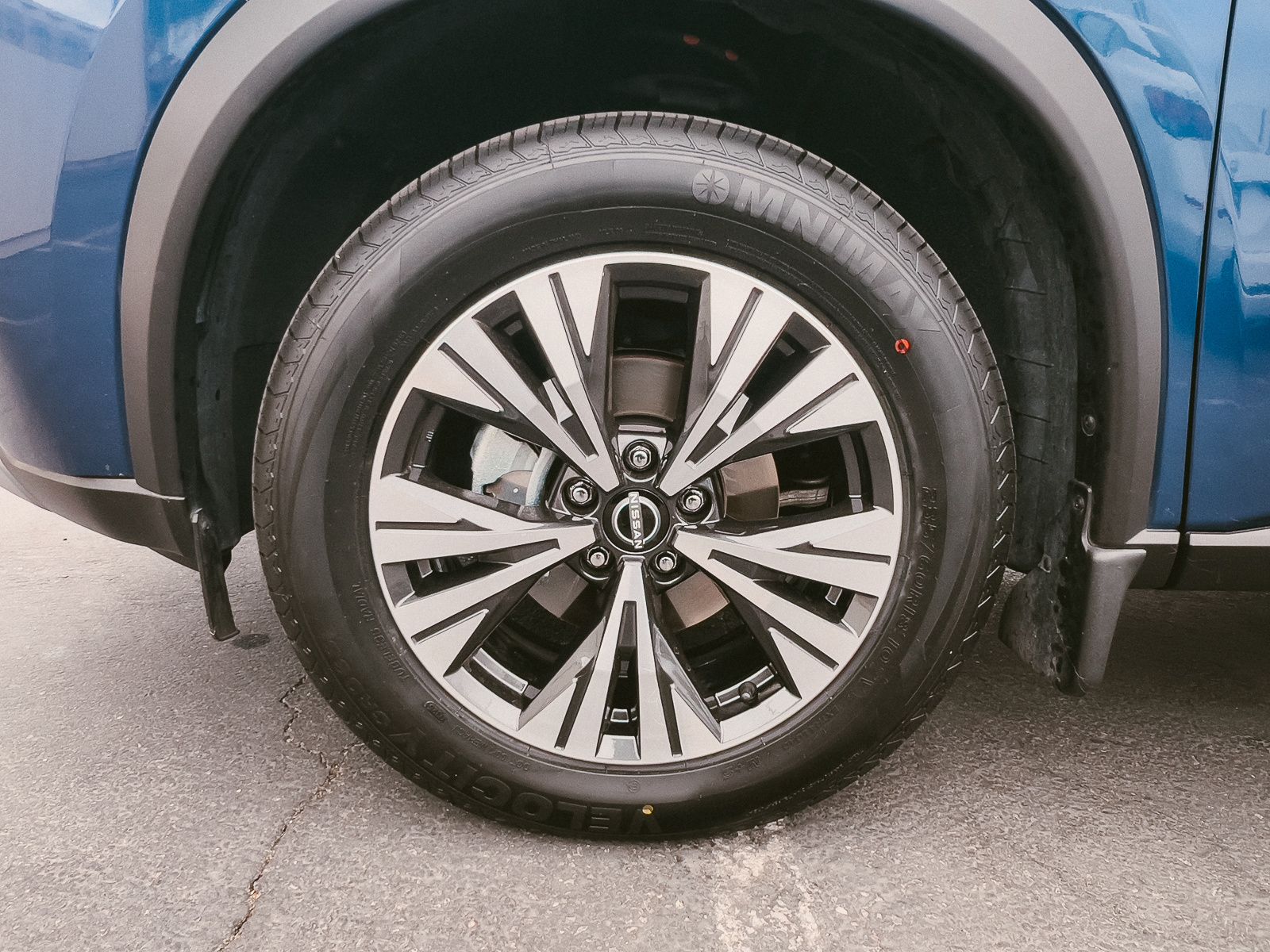 2023 Nissan Rogue SV photo 3