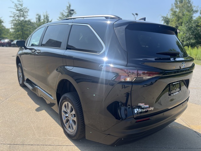 2023 Toyota Sienna XLE photo 3