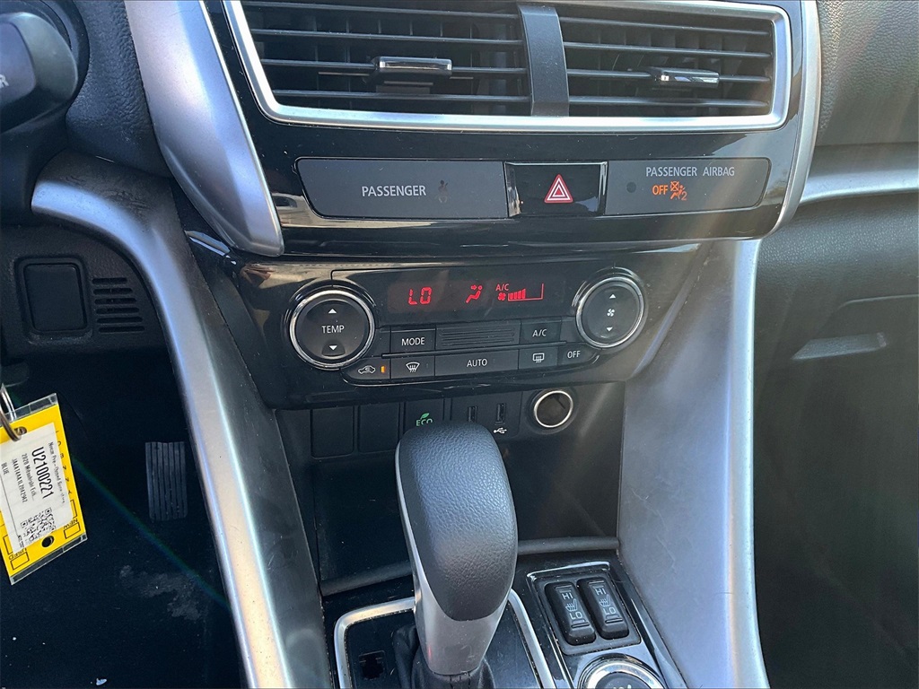 2020 Mitsubishi Eclipse Cross LE photo 25
