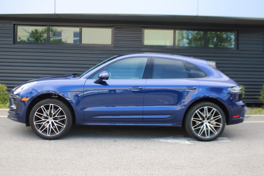 2025 Porsche Macan T photo 2