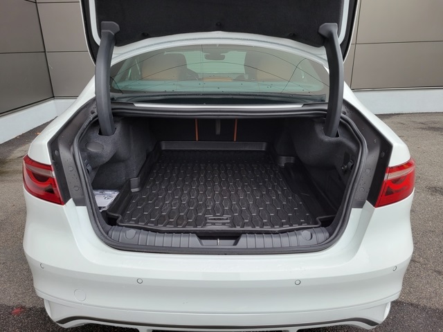 2024 Jaguar XF R-Dynamic SE photo 6