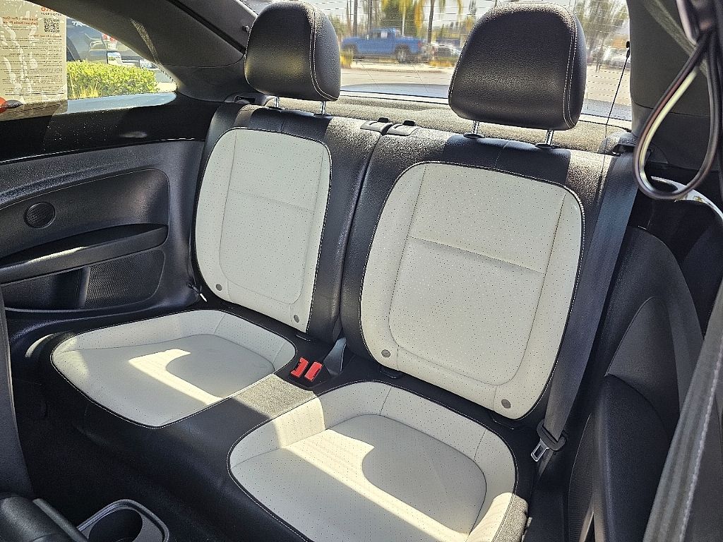 2018 Volkswagen Beetle SE photo 16