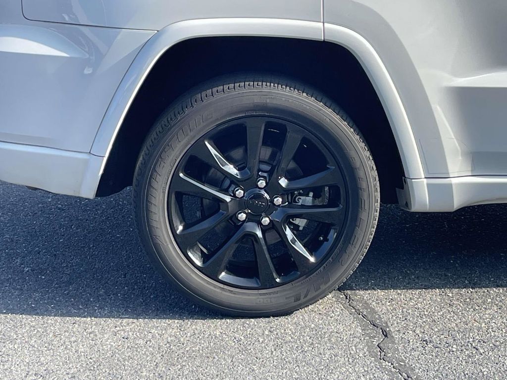 2021 Jeep Grand Cherokee Laredo X photo 6