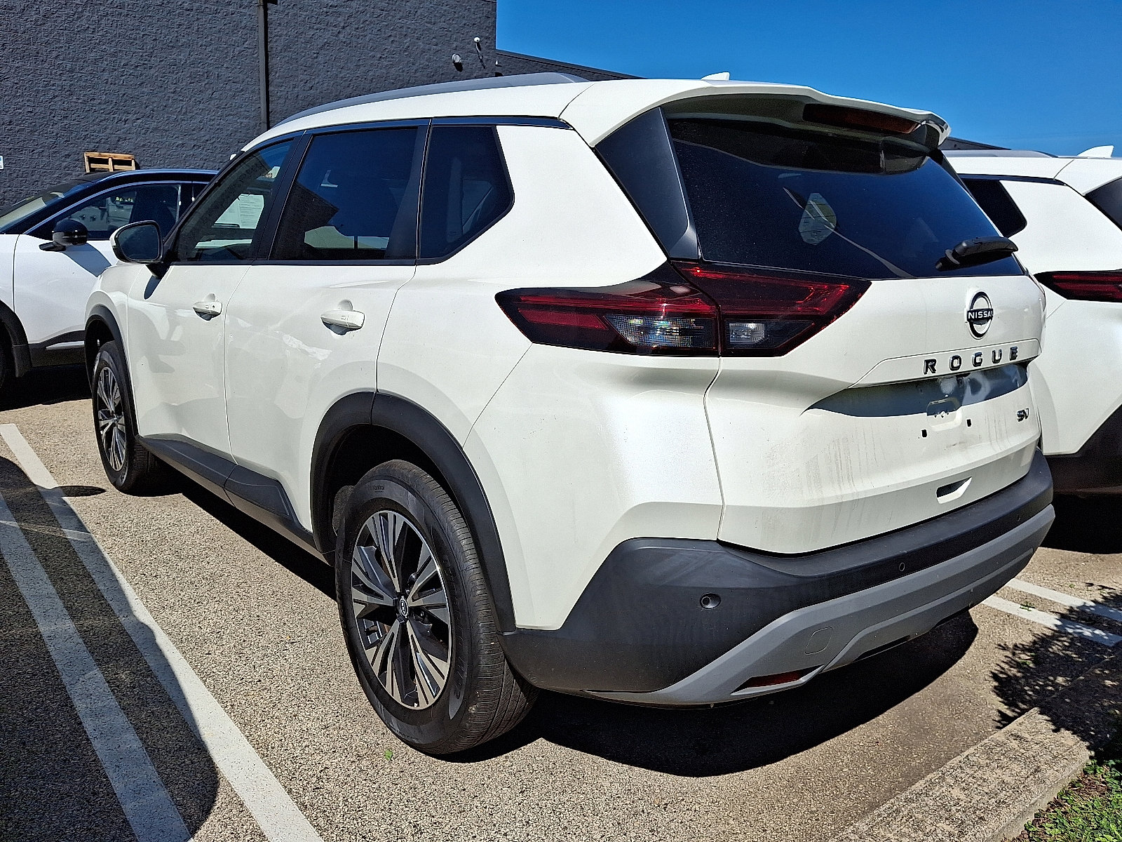 2022 Nissan Rogue SV photo 2