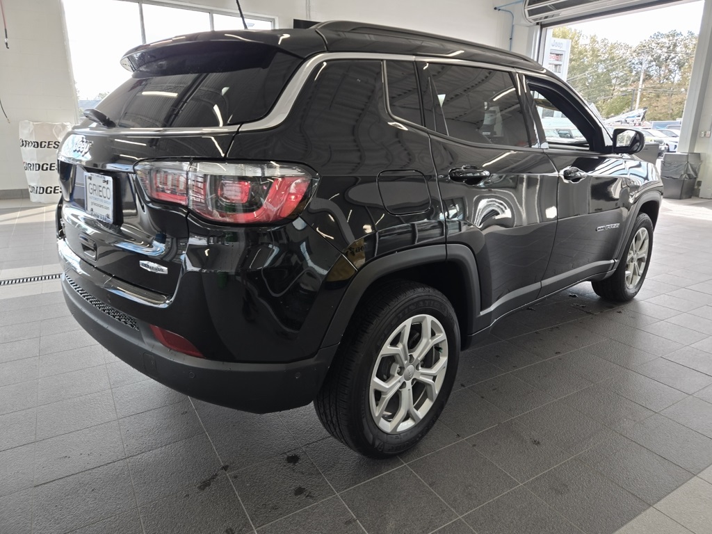 2024 Jeep Compass Latitude photo 2
