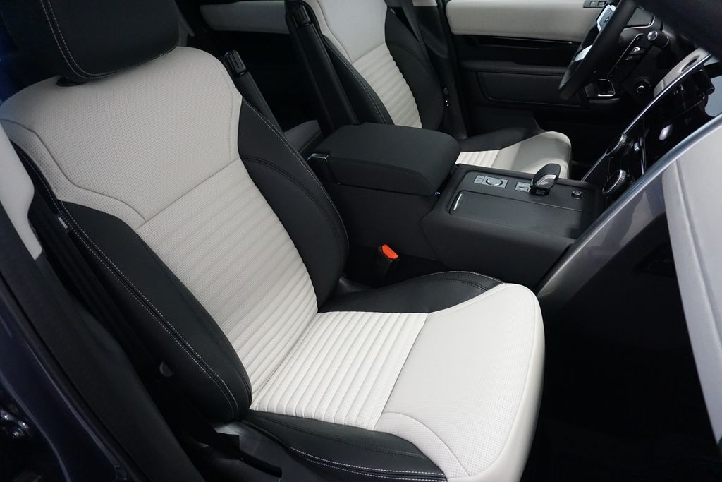 2025 Land Rover Discovery S photo 24