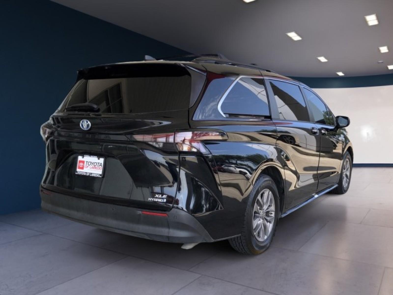 2023 Toyota Sienna XLE photo 5